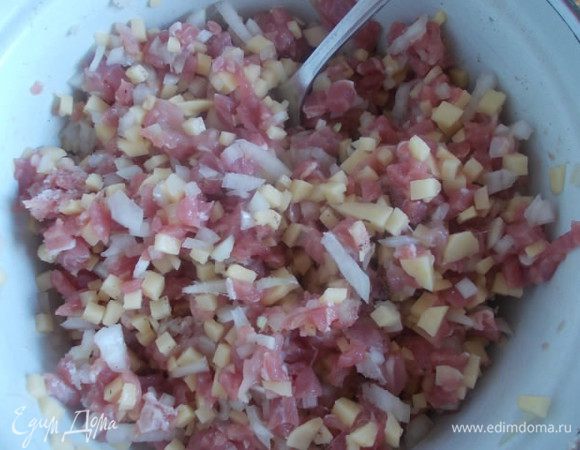 Затем мелко нарежьте лук и картофель, добавьте к мясу. Посолите и поперчите по вкусу.