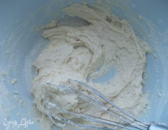 Затем добавьте 1 ст. муки и хорошо перемешайте.