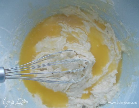 После влейте растопленный маргарин.