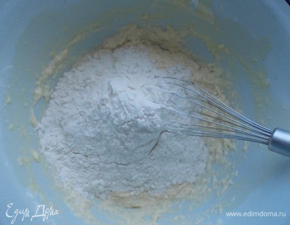 Затем всыпьте остальную муку и соду. Замесите тесто как на пельмени.