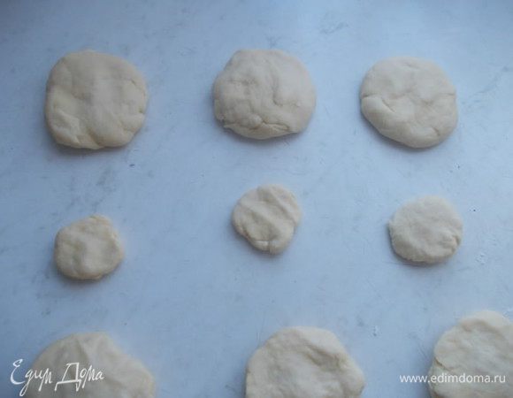 Разделите тесто на 8 больших и 8 маленьких частей.