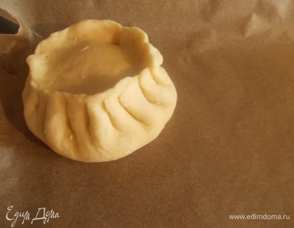 Выложите на противень с пергаментом. Поставьте в духовку, разогретую до 200°C на 1 час.