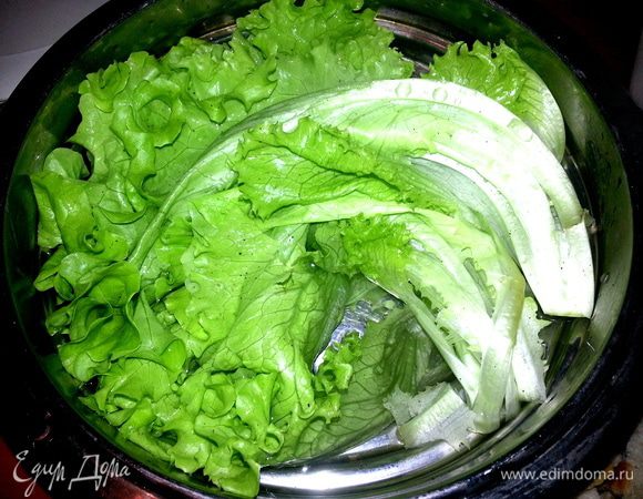 Салат срезать с горшочка и замочить в холодной воде на несколько минут.