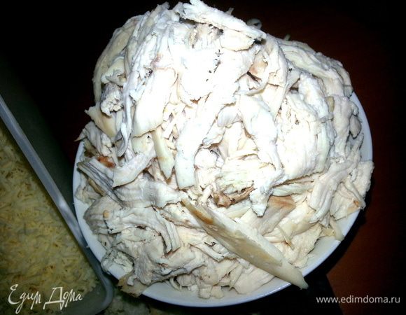 Если свежая курица,то обжарить кусочками... У нас мясо от курицы гриль,400 г получилось.