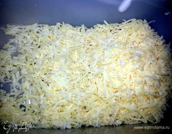 Сыр натереть на тёрке...
