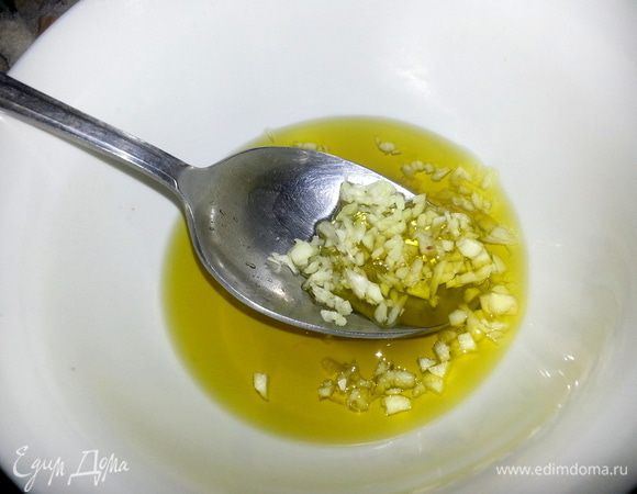 Для сухариков: налить масло и выдавить туда чеснок...,дать постоять 10-15 минут.