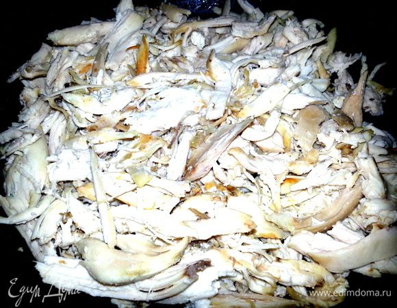 Затем в этой же сковороде после сухариков слегка прогрели курочку,но не обязательно!