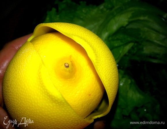 Лимон разрезать и вставить в силиконовую давилку от Ю.Высоцкой.