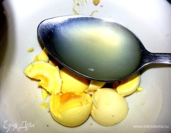 Выжать через давилку сок.