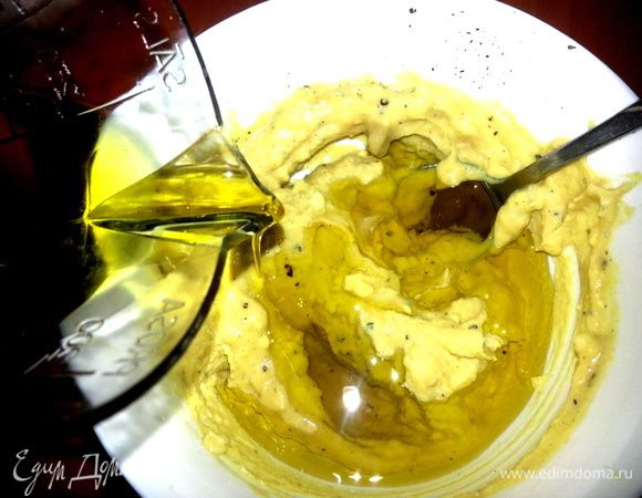 Вливаем масло хорошего качества и перемешиваем.
