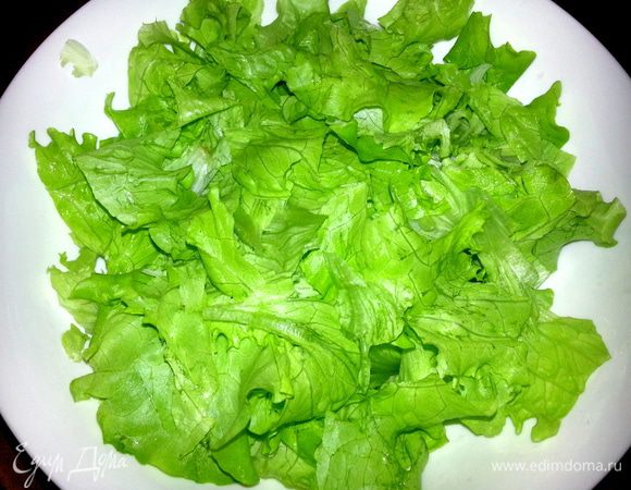 Пока сын делал соус,листья салата промыть и хорошо просушить полотенцем...Затем порвать руками на кусочки.