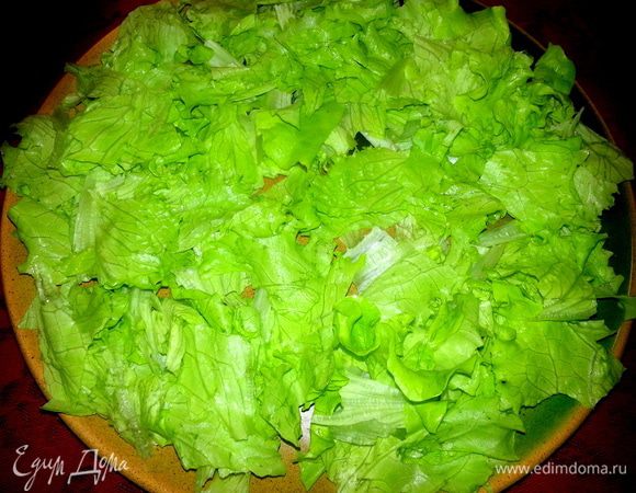 Выложить весь салат на дно большого плоского блюда.