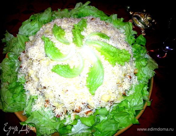 Украшаем мини листиками салата. Если хотите,чтобы сухарики хрустели сильно,то сразу подаём и кушаем...Когда салат постоит,сухарики слегка потеряют хрусткость,но зато весь салатик чудесно пропитается)))