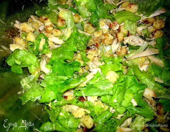 Каждый берёт порцию и перемешивает салат в тарелке...Или по-домашнему перемешать в общем блюде!