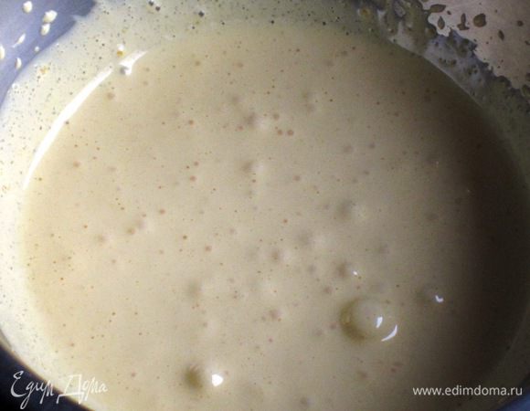 Взбить желтки с половиной сахара (75 г) до побеления.