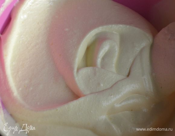 Отдельно взбить белки, через 5 минут добавить оставшийся сахар и продолжить взбивать массу ещё несколько минут. Аккуратными движениями снизу вверх ввести белки в желтки.