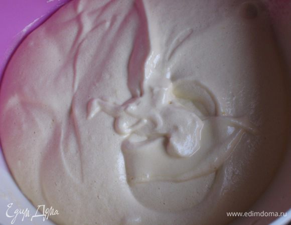 Просеять муку с крахмалом, ванилином и щепоткой соли и ввести в яичную массу. Аккуратно перемешать.