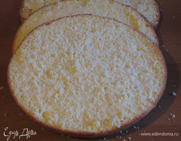 Выложить тесто в форму с пергаментом ,разровнять и выпекать в разогретой до 180 °С духовке 35-40 минут.Остудить и разрезать на 3 одинаковых коржа. 