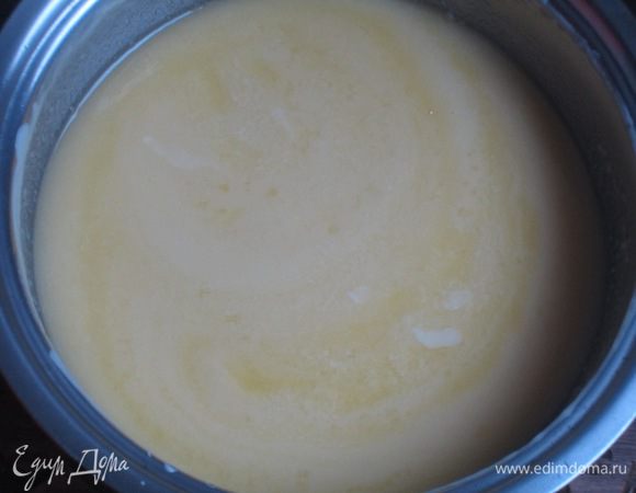 Добавить сливочное масло,сгущенное молоко, тщательно перемешать. Остудить и поставить в холодильник на несколько часов.