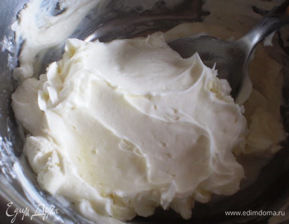 Сливочный крем с маскарпоне: маскарпоне смешать с сахарной пудрой. 