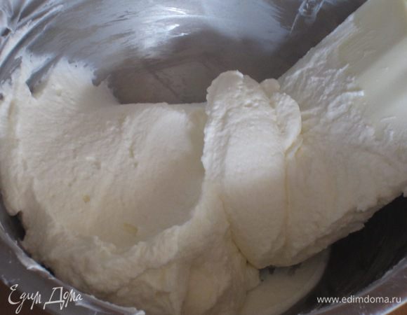 Сливки взбить миксером до устойчивых пиков (сливки предварительно поставьте в морозильную камеру на 5 минут)  и ввести в маскарпоне, аккуратно перемешать.