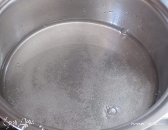 Сахарный сироп для пропитки: В кастрюле с толстым дном довести воду и сахар до кипения,как только сахар растворится, сразу же снять с огня.