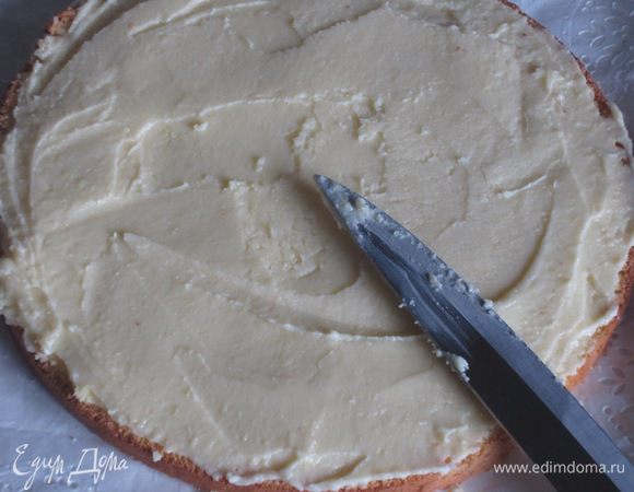 ....выложить 2/3 масляного крема,разровнять  ножом с широким лезвием.
