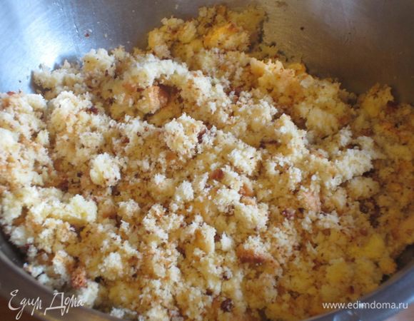 Второй корж пропитать, раскрошить  на кусочки и смешать с половиной сливочного крема. Выложить на  1-й корж.