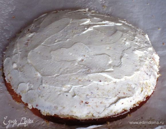 Сверху выложить оставшуюся часть  крема из маскарпоне.