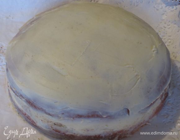 На поверхность всего торта нанести оставшийся масляной крем.