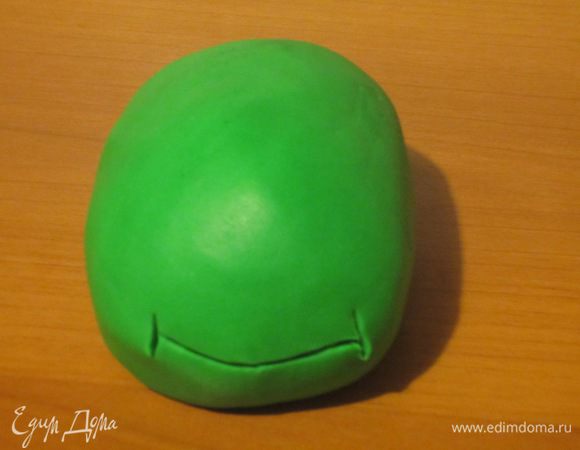 Слепить из мастики голову черепашки....
