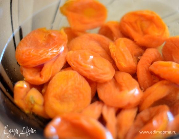 Хорошо промыть и вымочить в кипяченой воде на минут 20 курагу.