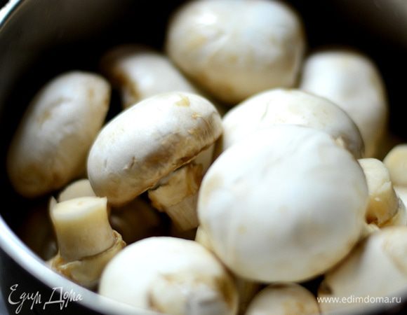 Также хорошо промыть грибы. Лук мелко нарезать,порезать грибочки и протушить с луком до готовности минут 15, посолить, поперчить.