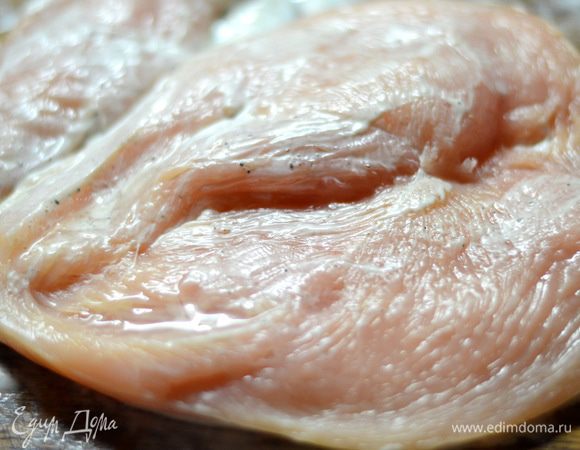 Желательно куриное филе замариновать ,например в оливковом масле или в майонезе,посолить,поперчить и оставить на ночь в холодильнике. Сделать не до конца  в филе надрез острым ножом  и разделить на половину.