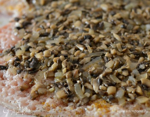 Выложить начинку из грибов,равномерно нанести на отбитое филе.