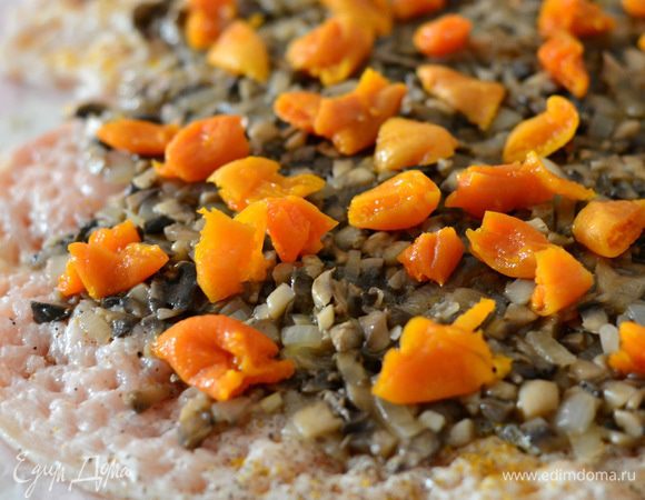 В хаотичном порядке или по вкусу выложить мелко порезанную курагу.