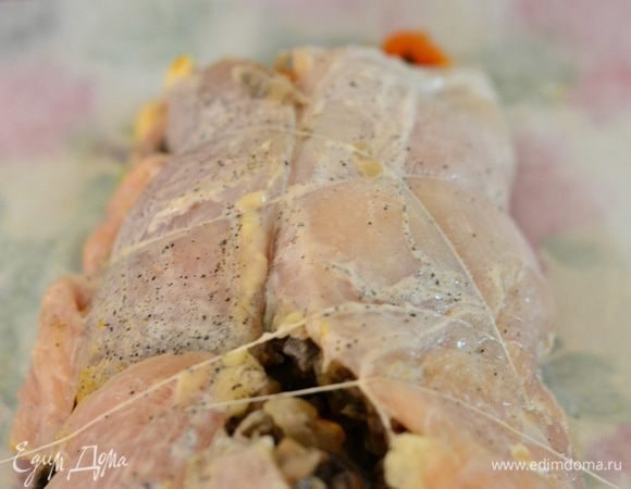 Завернуть в рулет,помогая бумагой,связать хорошо  ниткой в накрест.