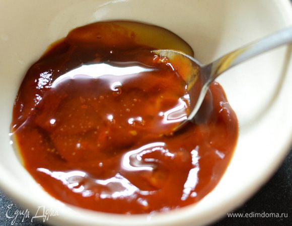 Приготовить соус, смешать томатный соус, мед, добавить немного карри, посолить.