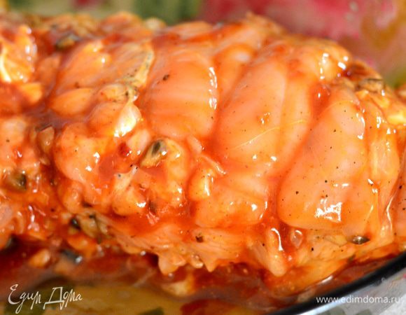 Смазать кисточкой верх рулета,соуса не жалеть! И отправить в разогретую духовку до 190 градусов. Выпекать около  часа, ориентируйтесь на свою духовку, не забывая немного подливать верх рулета подливой и соком, которые образовались во время запекания!!