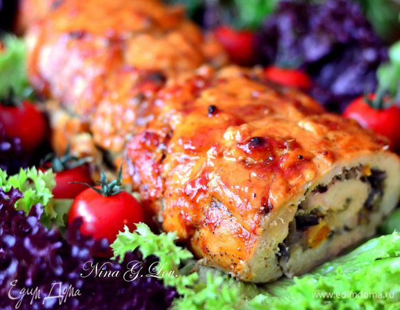 Готовый руле вынуть из духовки, вытащить аккуратно нитку, выложить на красивое блюдо, украсить и резать на порционные рулетики.