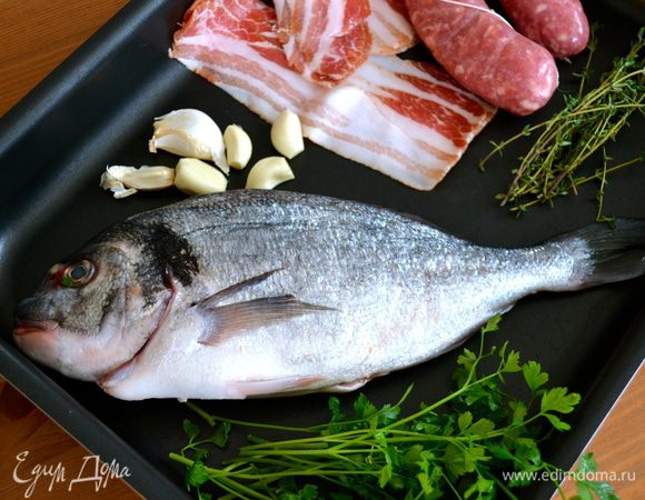 Нам понадобится такой незамысловатый набор продуктов... ))) Рыбу почистить и промыть. Натереть немного солью и перцем.