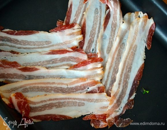 Духовку включить разогреваться на 220 С. Если полосочки бекона у Вас немного толстоваты, отбейте их молоточком для мяса. Возьмите 10 полосочек бекона и выложите V-образным рисунком, наподобие "колоска".
