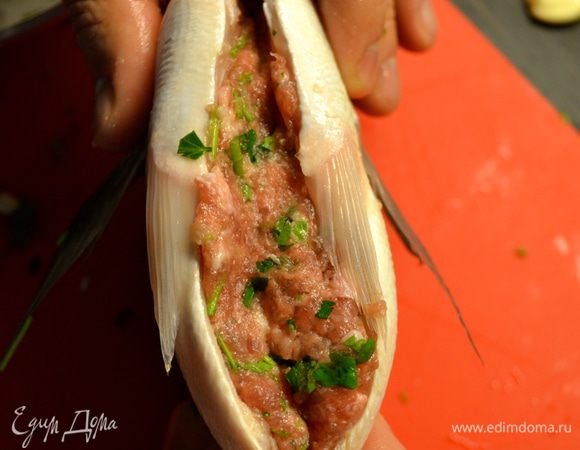 Все ингредиенты для фарша смешать и нафаршировать им рыбу.