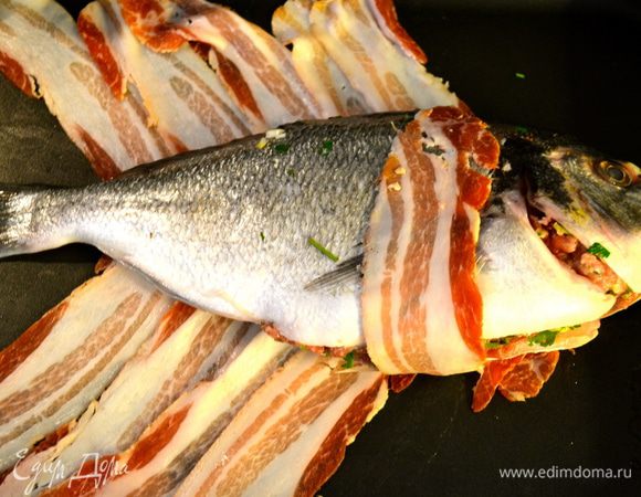 Положить рыбу в центр плетения из бекона и завернуть в него, чередуя бекон с левой и правой стороны.