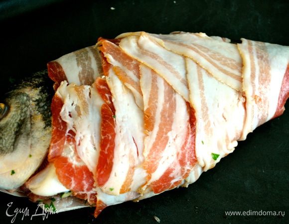 Таким образом фарш удерживается в рыбе. Повторить то же самое со второй рыбой.