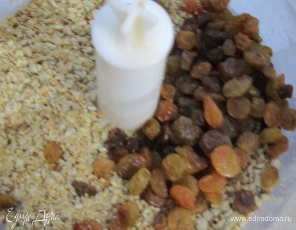 Добавляем изюм к семечкам, взбиваем!