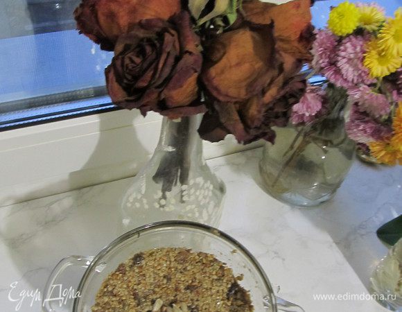 Снимаем сироп с огня,  добавляем молотые семечки, быстро размешиваем и перекладываем в форму. Поставить в холодильник для застывания под пресс. Вкус потрясающий!