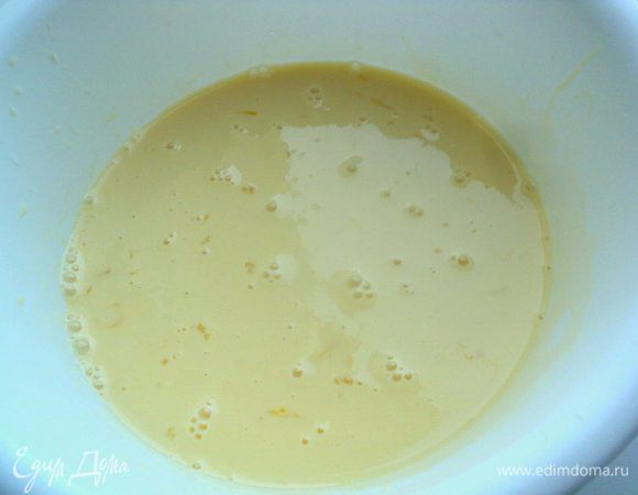 Просеянную муку смешайте с содой. Яйца смешайте венчиком со сгущенным молоком.