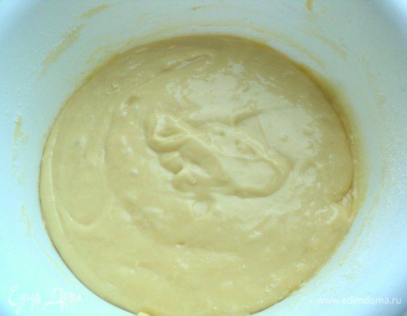 Соедините обе массы и перемешайте до получения однородного, как густая сметана, теста. В зависимости от величины яиц, муки может понадобиться больше или меньше.