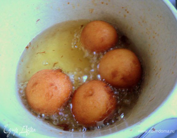 В кастрюле разогрейте растительное масло. При помощи ложки выложите в кипящее масло тесто в виде клецок и жарьте до румяности. Уменьшите огонь, чтобы пончики быстро не зажаривались сверху и успевали пропечься изнутри.